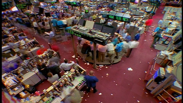 高角度广角时间推移交易员在繁忙的地板商品交易所(纽约交易所)/纽约市视频下载