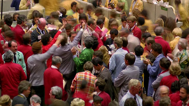 高角度时间流逝，芝加哥商品交易所交易大厅里挤满了忙碌的股票经纪人视频下载