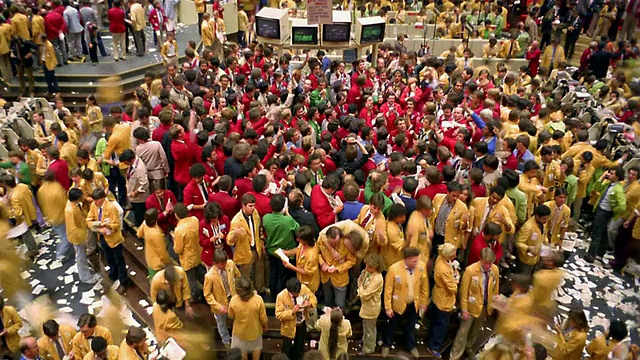 高角度广角镜头时间推移，一群忙碌的股票经纪人在芝加哥商品交易所的交易大厅打手势视频下载