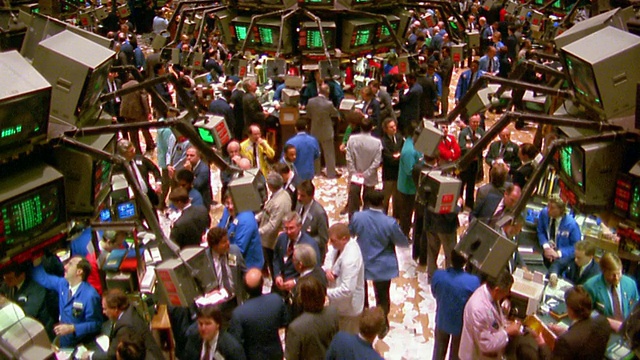高角广角向下倾斜，股票经纪人在繁忙的纽约证券交易所/纽约市交易大厅视频下载