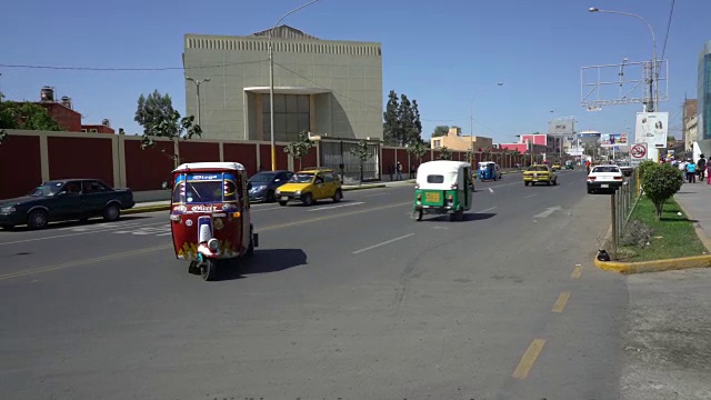 秘鲁的城市道路上有出租车和嘟嘟车视频下载