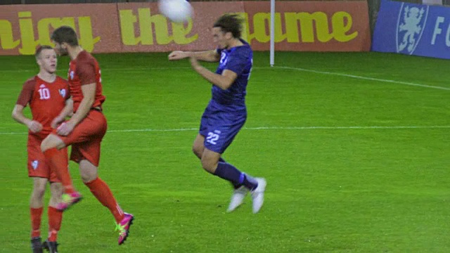 在一场比赛中，足球运动员用头部击球视频素材