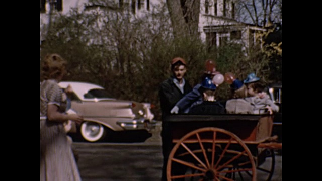 1954年的家庭电影——孩子们乘坐小马车视频素材