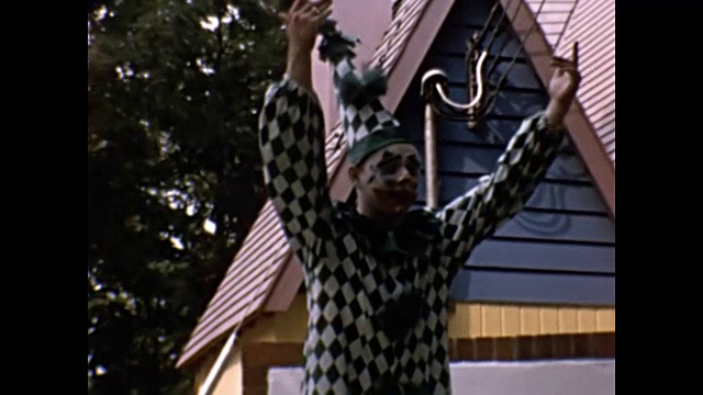 1954年的家庭电影——小丑在孩子们的生日聚会上视频下载
