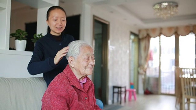照顾老年妇女梳头视频素材