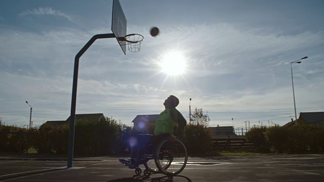 残疾人坐在轮椅上打篮球视频下载