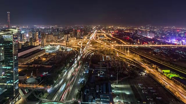T/L WS HA PAN城市交通道路交叉口(四惠桥)在北京的夜晚视频下载