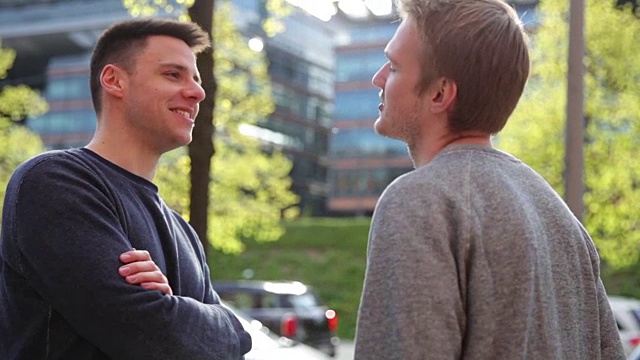 男性朋友一起在户外聊天视频下载