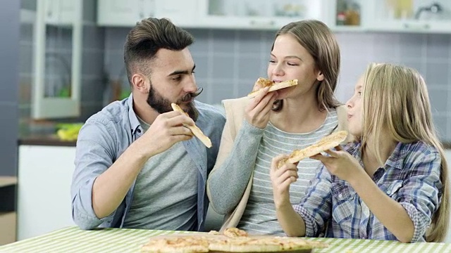 家人吃披萨视频素材