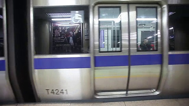 中国北京——2016年10月24日:北京地铁内的乘客。视频下载
