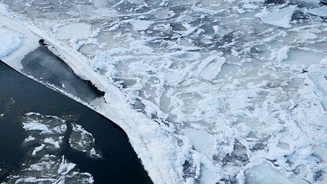 纽约卡茨基尔山德拉瓦河冬冰流水视频下载