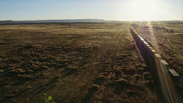 美国新墨西哥州盖洛普沙漠货运列车鸟瞰图视频下载