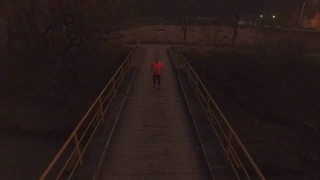 强壮的人在桥上锻炼视频素材