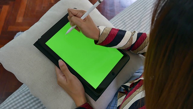 女商人用数字笔在绿色屏幕上写笔记视频素材