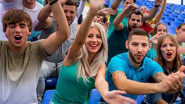意大利球迷在足球场，对着镜头欢呼视频素材
