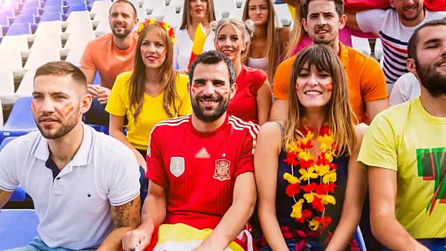西班牙体育迷在足球场庆祝视频素材