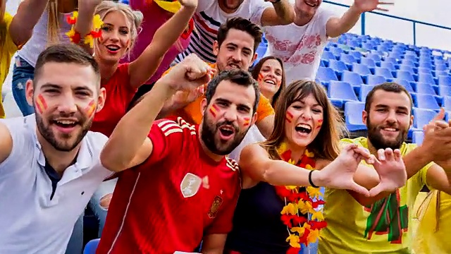 西班牙体育球迷在足球场，对着摄像机欢呼视频素材