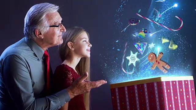爷爷和孙女打开圣诞礼物视频素材