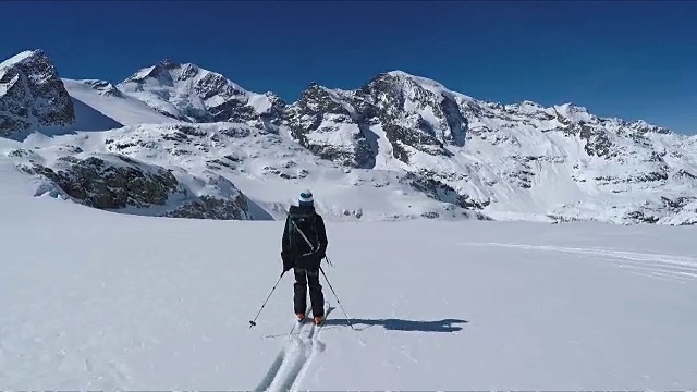 在冰川或群山环绕的新雪上滑雪视频素材