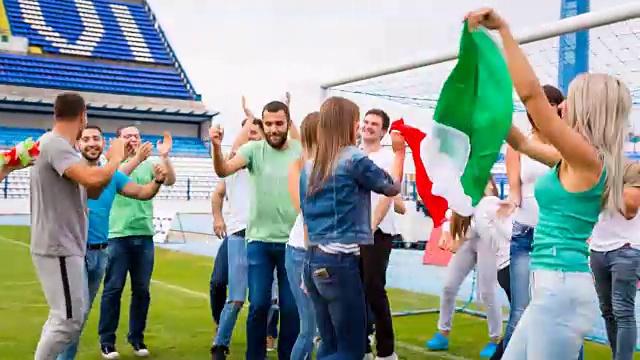 意大利体育迷在跳舞的足球场视频下载