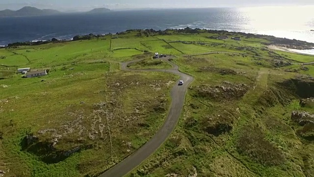 一辆大众途观汽车驶近爱尔兰多尼戈尔县的马林海德。视频下载