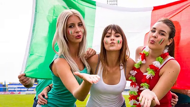 CU的意大利女体育迷们在足球场对着镜头飞吻视频下载