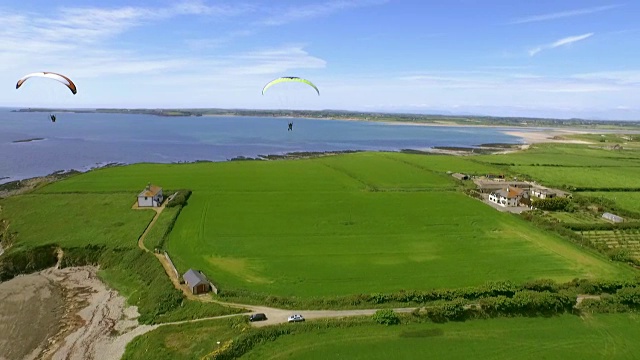 在爱尔兰韦克斯福德郡的班诺湾附近，在晴朗的蓝天下滑行的序列。视频下载