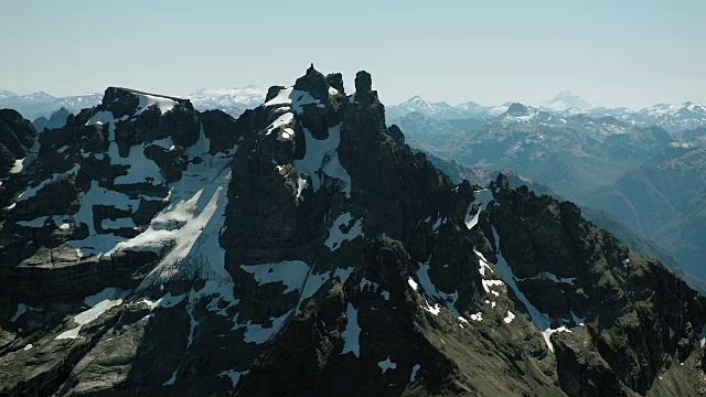 巴塔哥尼亚锯齿状的山峰视频下载