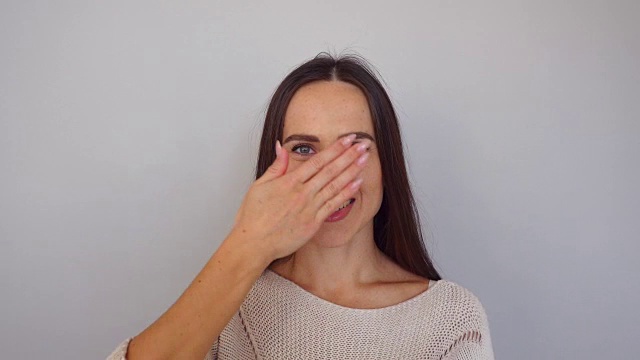 有趣的女人用一只手改变面部表情视频下载