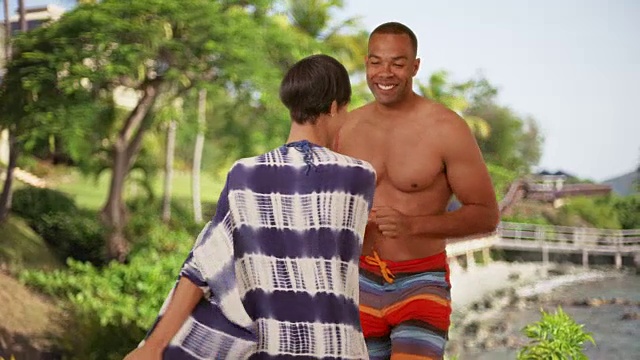两个非裔美国成年人在哥斯达黎加的海岸上跳舞视频素材