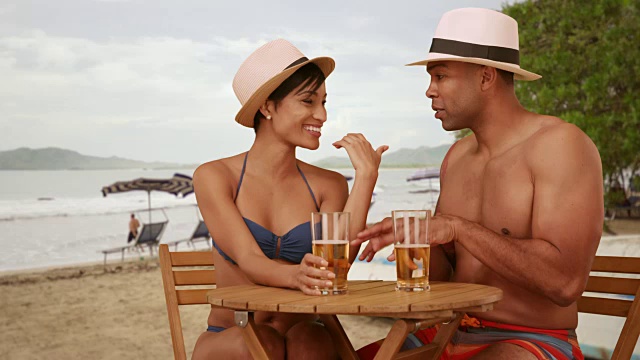 非裔美国情侣在海滩上喝酒时调情视频素材
