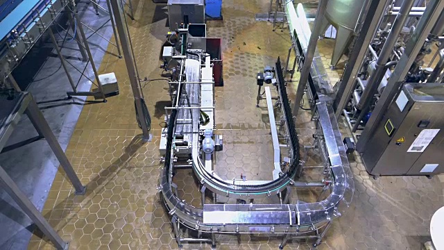 啤酒工厂内部有传送带视频素材