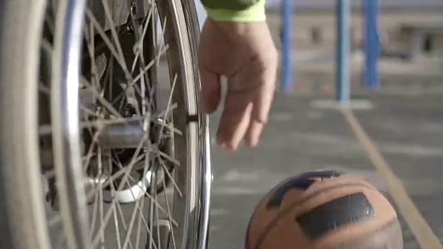 适应性运动员在轮椅上打篮球视频下载