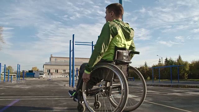 运动残疾人在篮球场上投篮视频下载