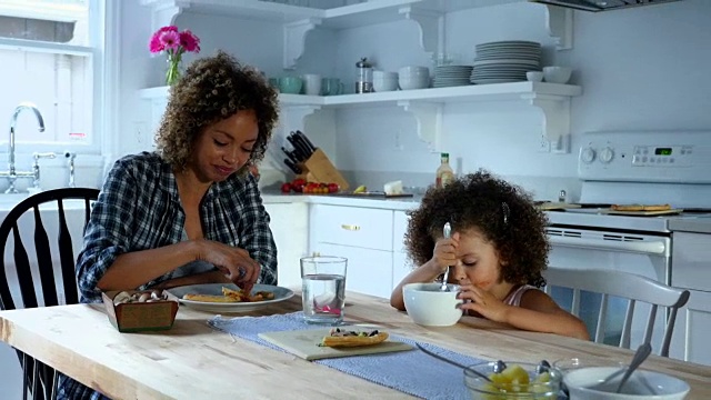 微笑的家庭一起在厨房用餐视频下载