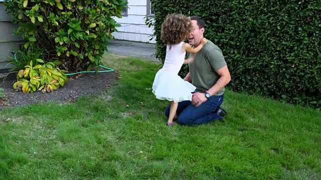 夏天的晚上，小女孩和爸爸妈妈在院子里玩视频下载