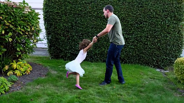 夏天的傍晚，父亲在院子里带着女儿转圈儿视频下载