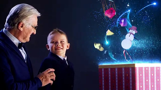 爷爷和孙子打开圣诞礼物视频素材