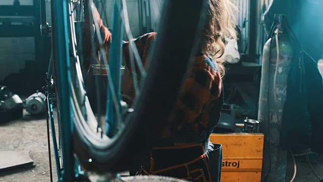 女性自行车修理工视频下载