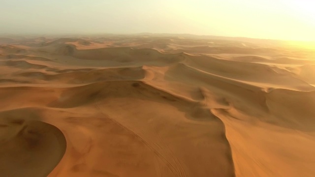 在纳米比亚沙漠的流沙之上视频素材