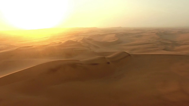 在纳米比亚沙漠的一天结束时视频素材