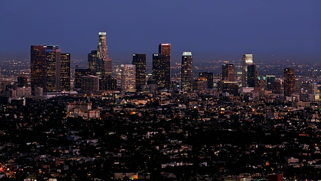 从美国加州洛杉矶格里菲斯天文台看到的晚上市中心的天际线视频素材