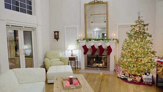 倾斜拍摄的客厅在圣诞节视频素材