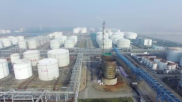 现代化炼油厂的建设和设备视频素材