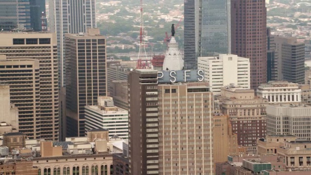 MS鸟瞰图的市政厅钟塔有一个自由的地方和两个自由的地方塔/纽约市视频下载
