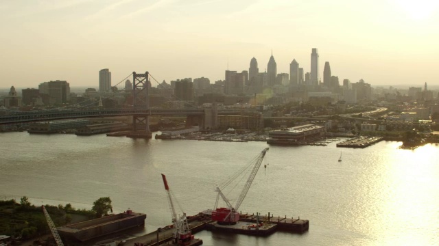 MS鸟瞰图特拉华河与港口和城市在日落时间/费城视频素材