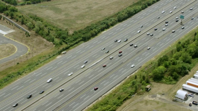 费城高速公路鸟瞰图，过往车辆视频下载