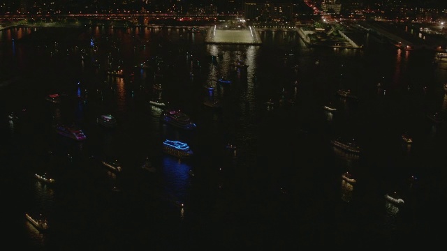 MS航拍哈德逊河上的游艇夜景/纽约市视频下载