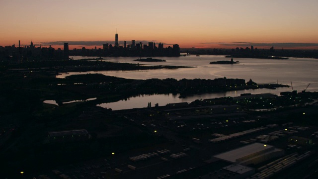鸟瞰图海港和城市在日出时/纽约市视频素材