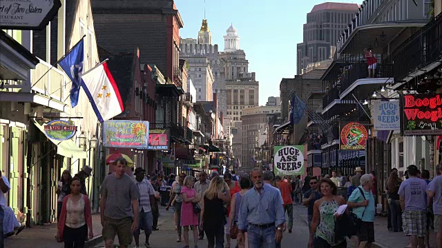 白天，成群的游客挤满了路易斯安那州新奥尔良法国区波旁街视频下载